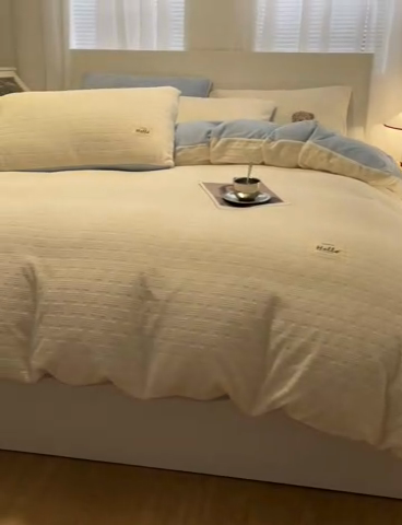 91家纺网 家纺一手货源 找家纺 857家居 2024新款雕花绒四件套-云朵系列 云朵蓝