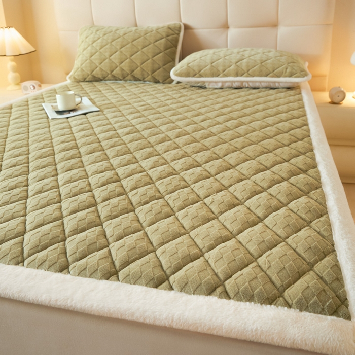 91家纺网 家纺一手货源 找家纺 鑫钰 2024新款宝宝绒牛奶绒烂花大豆夹棉床褥床护垫-菱形格 菱形格-茶绿
