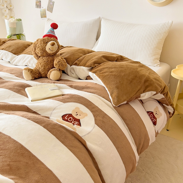 91家纺网 家纺一手货源 找家纺 大柏树 2025新款A类高克重亲肤舒适牛奶绒印花四件套-单被套可定制 布琪小熊-咖