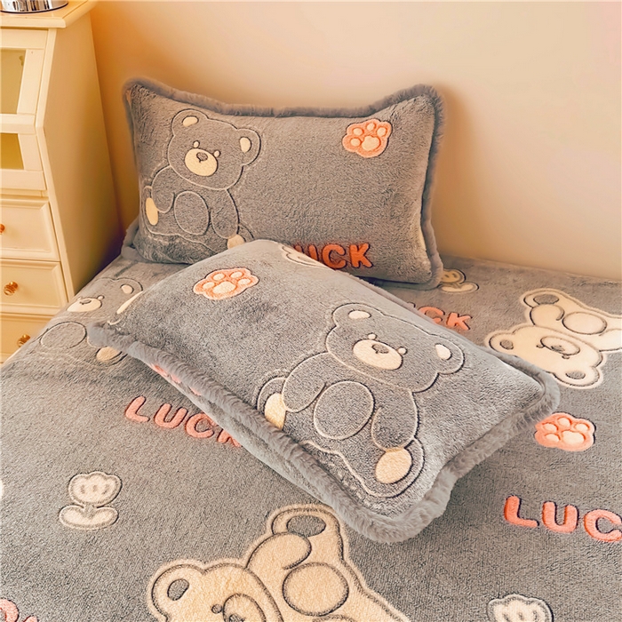 91家纺网 家纺一手货源 找家纺 喜居 喜居 2024新款雪花绒床笠印花牛奶绒床笠三件套单床笠 幸运小熊