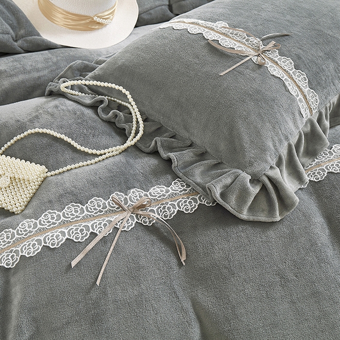 91家纺网 家纺一手货源 找家纺 卡迪亚家纺 2024新款牛奶绒床盖款公主风四件套-依琳系列 依琳-高级灰