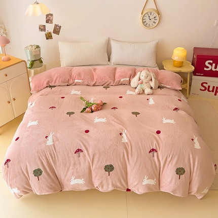 91家纺网 家纺一手货源 找家纺 （总）大柏树 2025新款A类高克重亲肤舒适牛奶绒印花四件套-单被套可定制