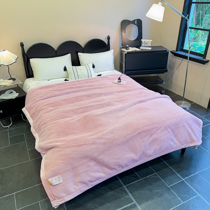91家纺网 家纺一手货源 找家纺 2025新款纯色仿貂绒双面绒宝宝绒多功能休闲毯子办公室卧室复合毯子 粉色