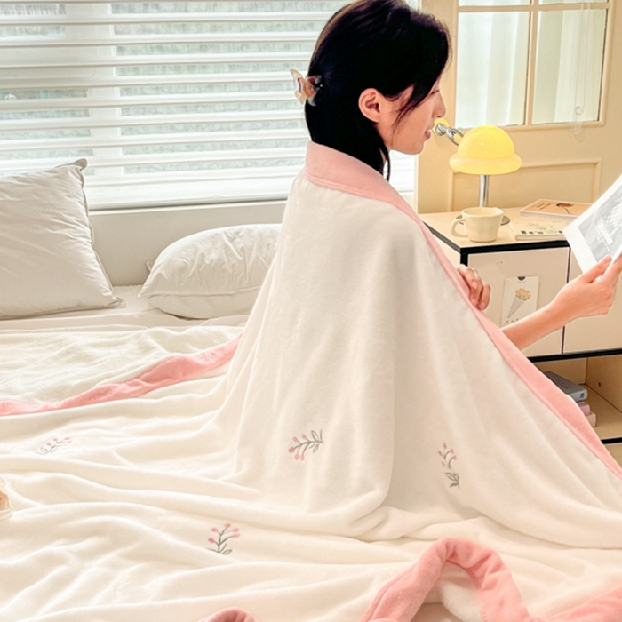 91家纺网 家纺一手货源 找家纺 慕尚 2025新款简约双面牛奶绒刺绣多功能盖毯-郁金香 可爱花-白粉