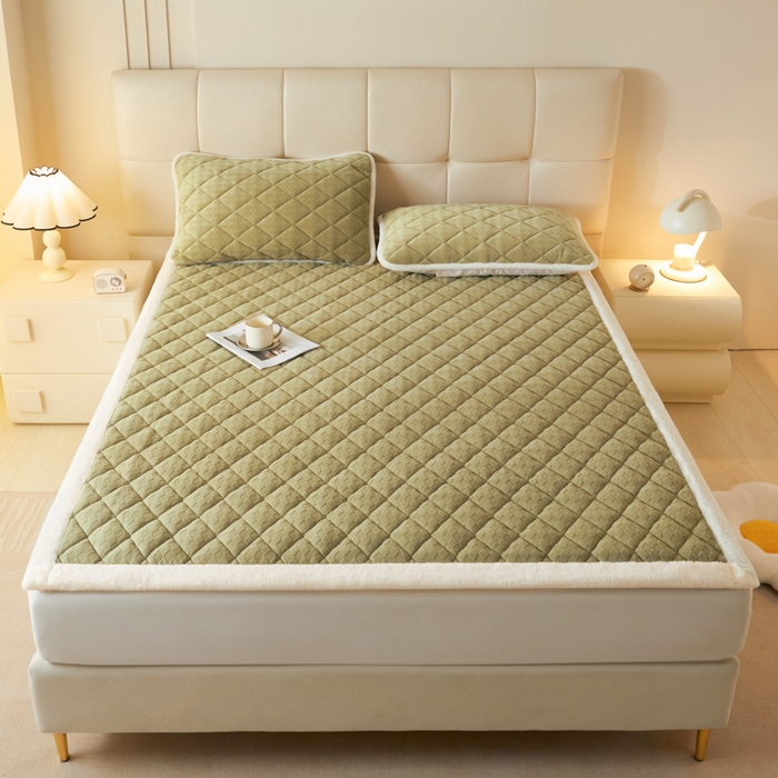 91家纺网 家纺一手货源 找家纺 鑫钰 2024新款宝宝绒牛奶绒烂花大豆夹棉床褥床护垫-菱形格 菱形格-茶绿