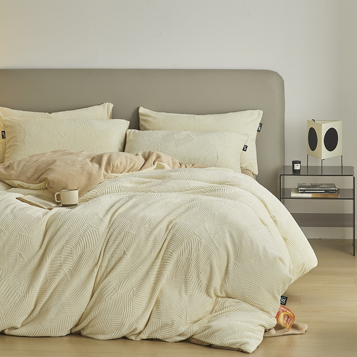 91家纺网 家纺一手货源 找家纺 千朵森 2024新款全消光烂花牛奶绒四件套-梵静系列 风格二 梵静-奶白杏