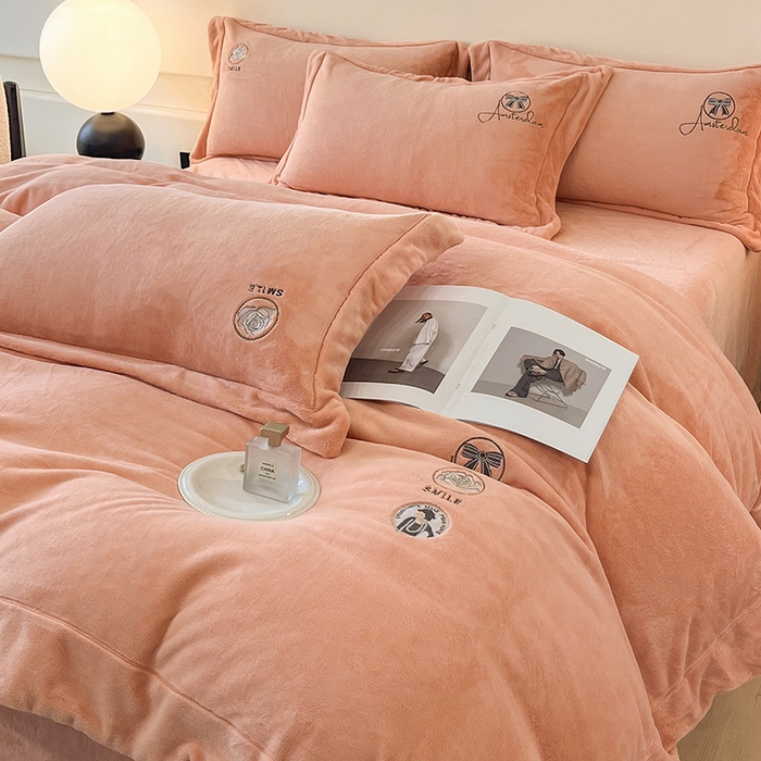 91家纺网 家纺一手货源 找家纺 新方向 2025新款全消光A类刺绣牛奶绒四件套-伊菲 伊菲-桃玉