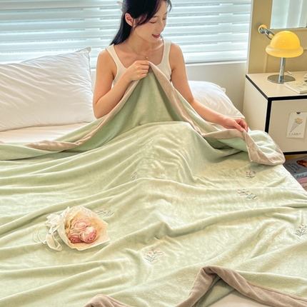 91家纺网 家纺一手货源 找家纺 （总）慕尚 2025新款简约双面牛奶绒刺绣多功能盖毯-郁金香