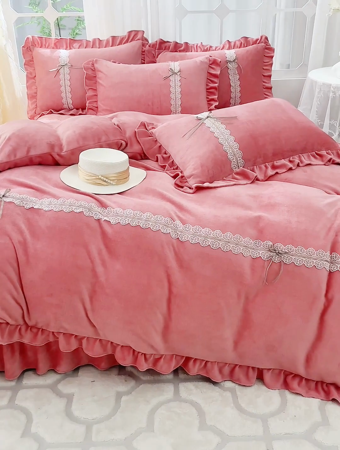 91家纺网 家纺一手货源 找家纺 卡迪亚家纺 2024新款牛奶绒床盖款公主风四件套-依琳系列 依琳-豆沙红