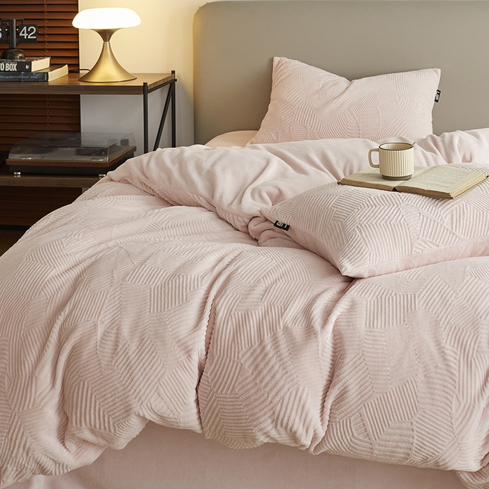 91家纺网 家纺一手货源 找家纺 千朵森 2024新款全消光烂花牛奶绒四件套-梵静系列 风格二 梵静-仲夏粉