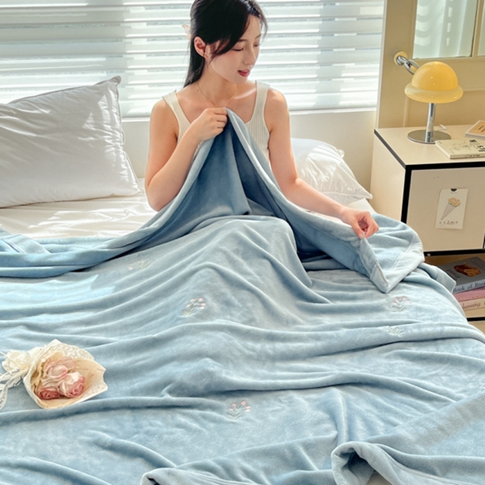 91家纺网 家纺一手货源 找家纺 慕尚 2025新款简约双面牛奶绒刺绣多功能盖毯-郁金香 可爱花-蓝