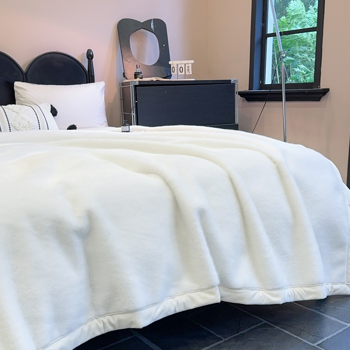 91家纺网 家纺一手货源 找家纺 2025新款纯色仿貂绒双面绒宝宝绒多功能休闲毯子办公室卧室复合毯子 白色