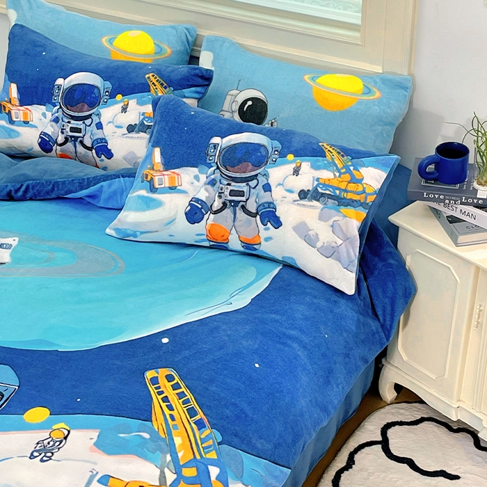 91家纺网 家纺一手货源 找家纺 浩诚 2024新款大版卡通高克重加厚保暖牛奶绒四件套太空人宇航员系列-原创设计 星际工程