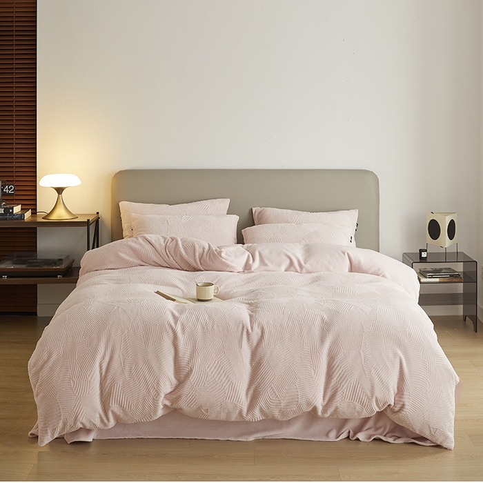 91家纺网 家纺一手货源 找家纺 千朵森 2024新款全消光烂花牛奶绒四件套-梵静系列 风格二 梵静-仲夏粉