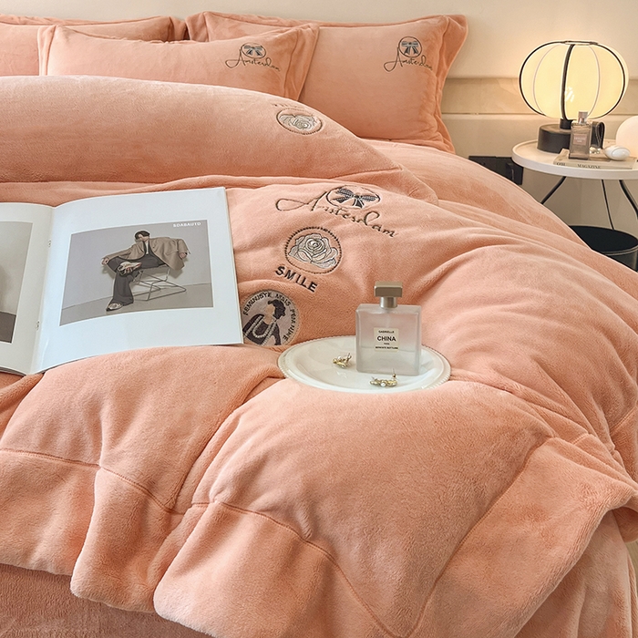 91家纺网 家纺一手货源 找家纺 新方向 2025新款全消光A类刺绣牛奶绒四件套-伊菲 伊菲-桃玉