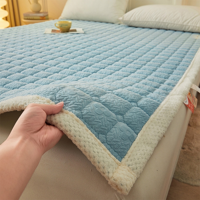 91家纺网 家纺一手货源 找家纺 丽诺床垫 2024新款加厚抗菌雕花绒保暖床垫 蓝色-雕花绒床褥