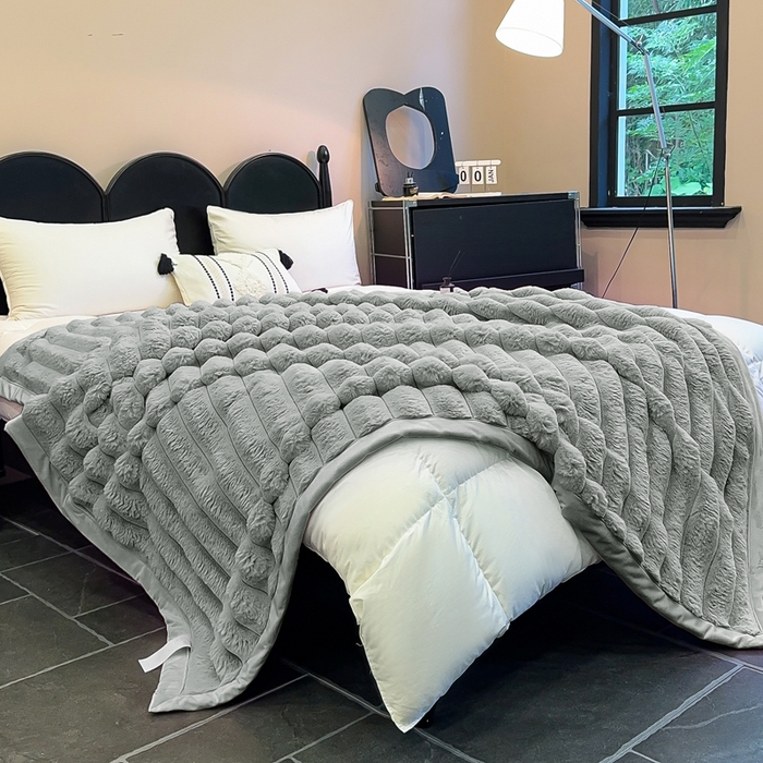 91家纺网 家纺一手货源 找家纺 2025新款兔毛绒大抽条复合毛毯柔软亲肤加厚保暖秋冬必备居家盖毯/沙发装饰多用款 浅灰