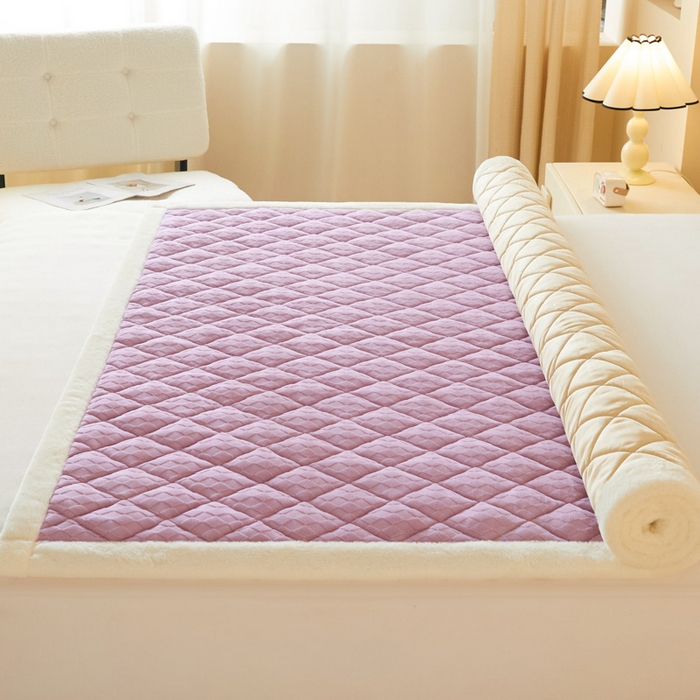 91家纺网 家纺一手货源 找家纺 鑫钰 2024新款宝宝绒牛奶绒烂花大豆夹棉床褥床护垫-菱形格 菱形格-浅紫