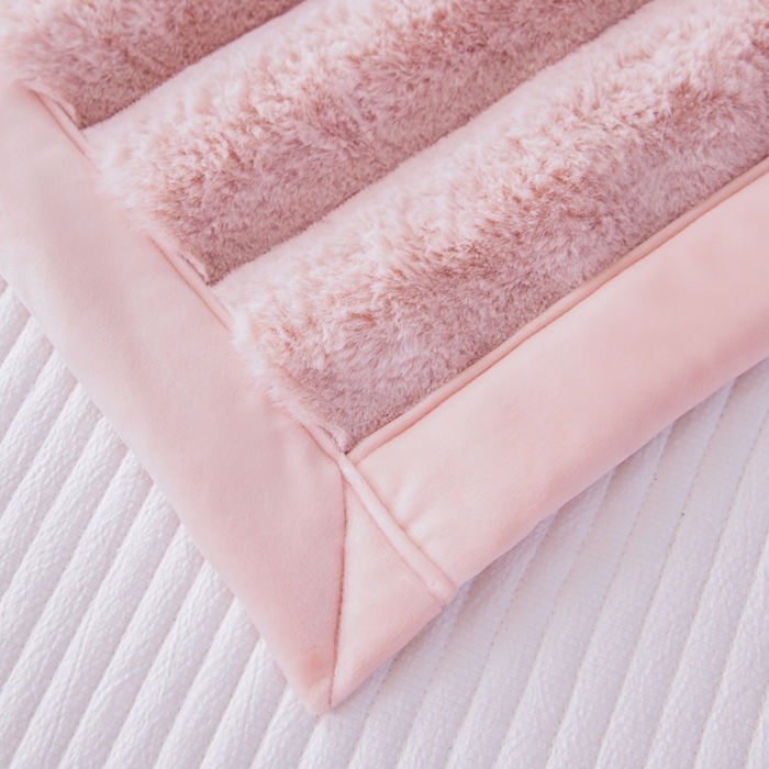 91家纺网 家纺一手货源 找家纺 2025新款兔毛绒大抽条复合毛毯柔软亲肤加厚保暖秋冬必备居家盖毯/沙发装饰多用款 粉色