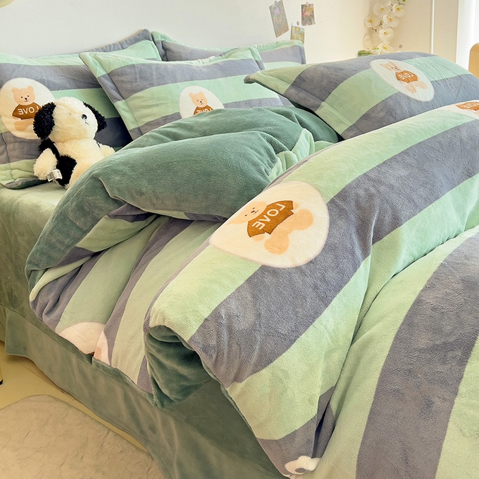 91家纺网 家纺一手货源 找家纺 大柏树 2025新款A类高克重亲肤舒适牛奶绒印花四件套-四件套可定制 布琪小熊-绿