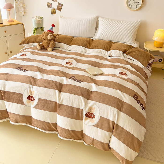 91家纺网 家纺一手货源 找家纺 大柏树 2025新款A类高克重亲肤舒适牛奶绒印花四件套-单被套可定制 布琪小熊-咖