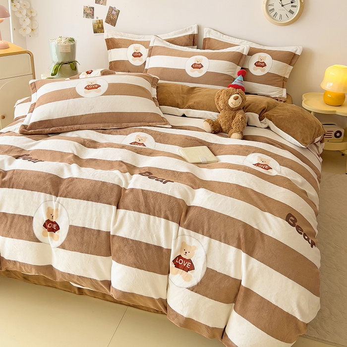 91家纺网 家纺一手货源 找家纺 大柏树 2025新款A类高克重亲肤舒适牛奶绒印花四件套-四件套可定制 布琪小熊-咖