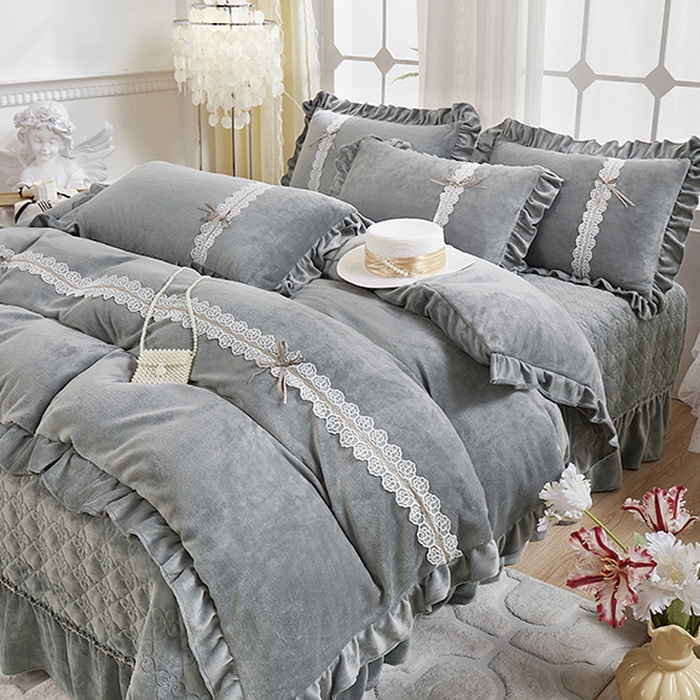 91家纺网 家纺一手货源 找家纺 卡迪亚家纺 2024新款牛奶绒床盖款公主风四件套-依琳系列 依琳-高级灰