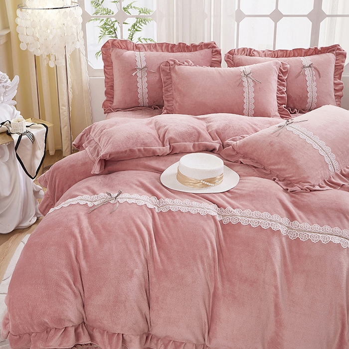 91家纺网 家纺一手货源 找家纺 卡迪亚家纺 2024新款牛奶绒床盖款公主风四件套-依琳系列 依琳-西柚红