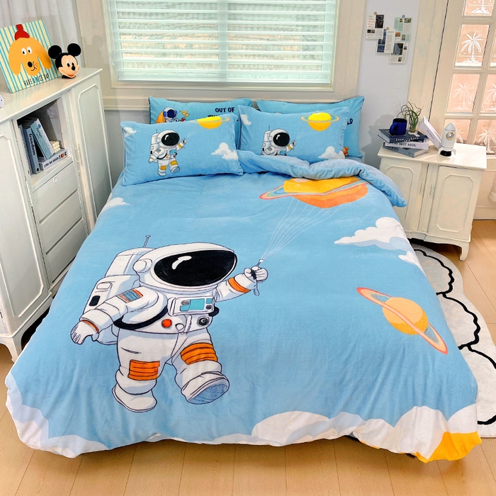 91家纺网 家纺一手货源 找家纺 浩诚 2024新款大版卡通高克重加厚保暖牛奶绒四件套太空人宇航员系列-原创设计 太空漫步