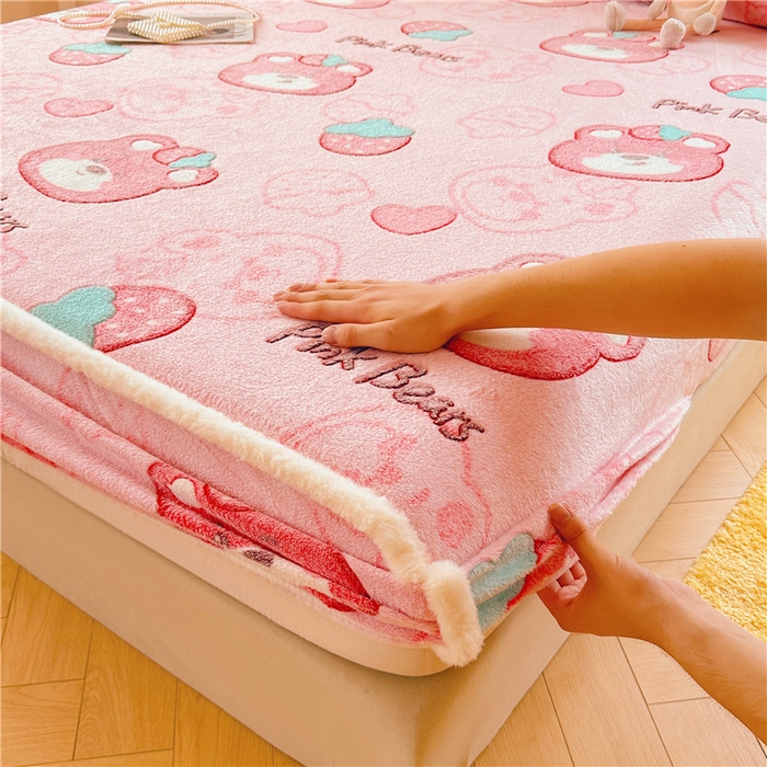 91家纺网 家纺一手货源 找家纺 喜居 喜居 2024新款雪花绒床笠印花牛奶绒床笠三件套单床笠 草莓熊熊