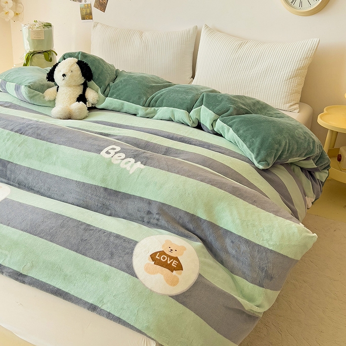 91家纺网 家纺一手货源 找家纺 大柏树 2025新款A类高克重亲肤舒适牛奶绒印花四件套-单被套可定制 布琪小熊-绿