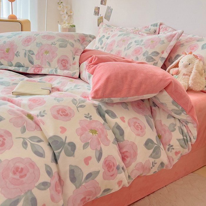 91家纺网 家纺一手货源 找家纺 大柏树 2025新款A类高克重亲肤舒适牛奶绒印花四件套-四件套可定制 朵柔-粉