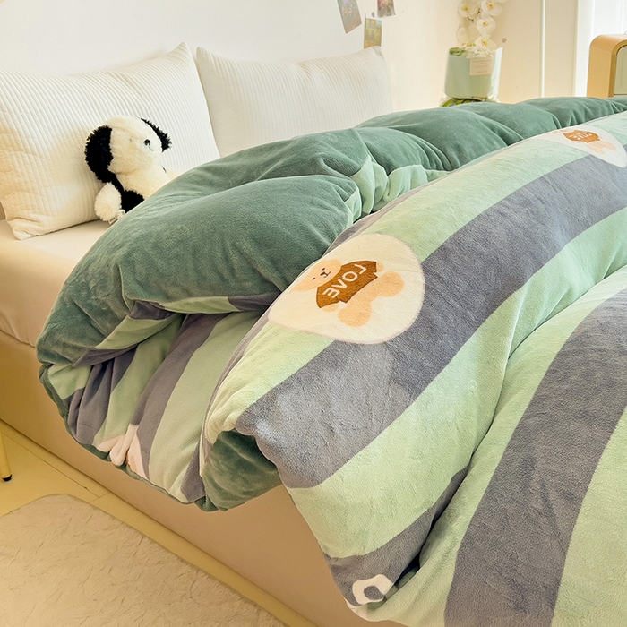 91家纺网 家纺一手货源 找家纺 大柏树 2025新款A类高克重亲肤舒适牛奶绒印花四件套-单被套可定制 布琪小熊-绿