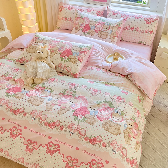 91家纺网 家纺一手货源 找家纺 拾物记 2024新款A类12868全棉喷气印花四件套 小熊草莓派