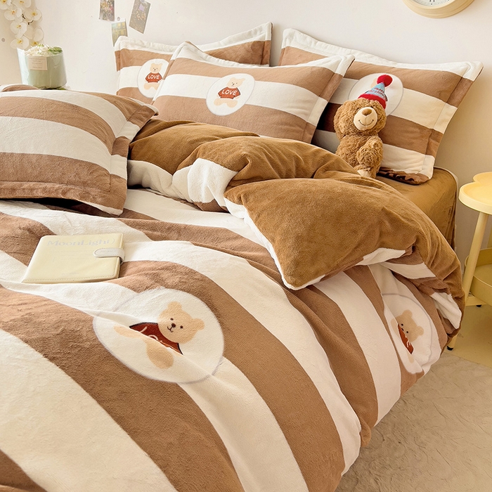 91家纺网 家纺一手货源 找家纺 大柏树 2025新款A类高克重亲肤舒适牛奶绒印花四件套-四件套可定制 布琪小熊-咖