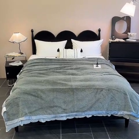 91家纺网 家纺一手货源 找家纺 2025新款纯色仿貂绒双面绒宝宝绒多功能休闲毯子办公室卧室复合毯子 浅灰