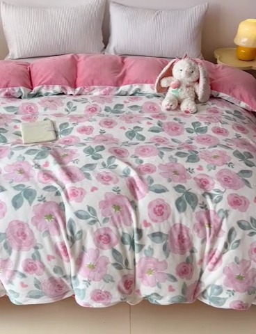 91家纺网 家纺一手货源 找家纺 大柏树 2025新款A类高克重亲肤舒适牛奶绒印花四件套-单被套可定制 朵柔-粉