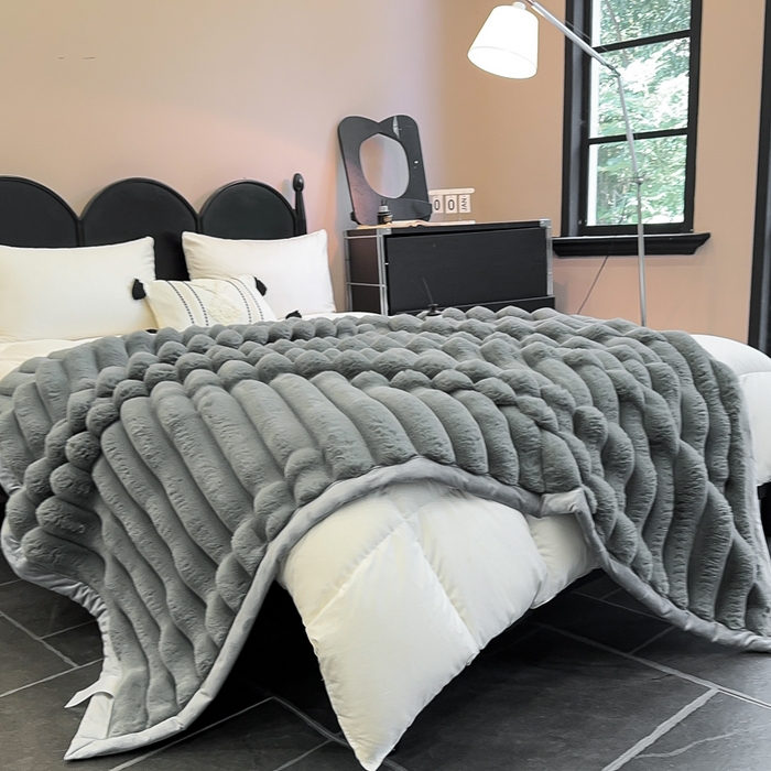 91家纺网 家纺一手货源 找家纺 2025新款兔毛绒大抽条复合毛毯柔软亲肤加厚保暖秋冬必备居家盖毯/沙发装饰多用款 浅灰