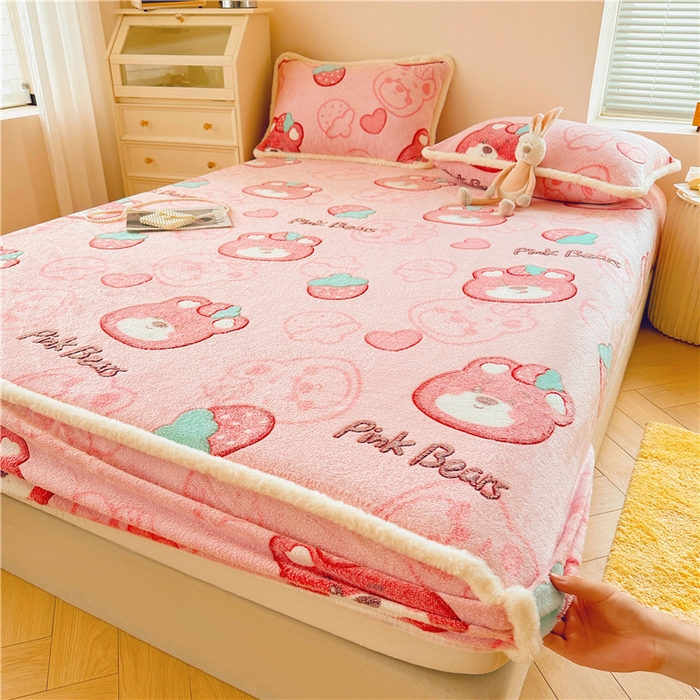 91家纺网 家纺一手货源 找家纺 喜居 喜居 2024新款雪花绒床笠印花牛奶绒床笠三件套单床笠 草莓熊熊