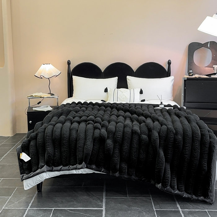 91家纺网 家纺一手货源 找家纺 2025新款兔毛绒大抽条复合毛毯柔软亲肤加厚保暖秋冬必备居家盖毯/沙发装饰多用款 黑色