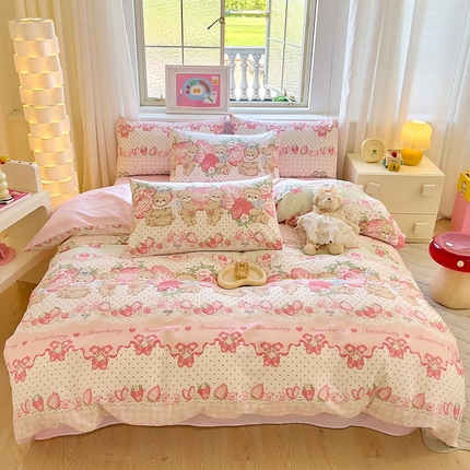 91家纺网 家纺一手货源 找家纺 拾物记 2024新款A类12868全棉喷气印花四件套 小熊草莓派