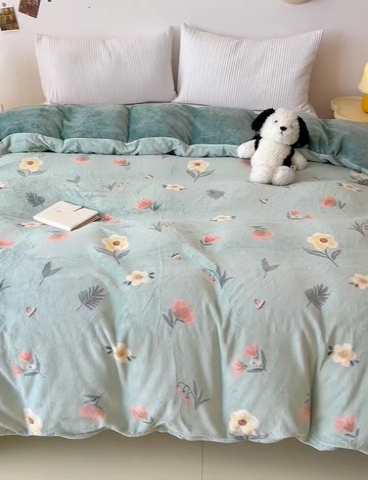 91家纺网 家纺一手货源 找家纺 大柏树 2025新款A类高克重亲肤舒适牛奶绒印花四件套-单被套可定制 春意浓-绿