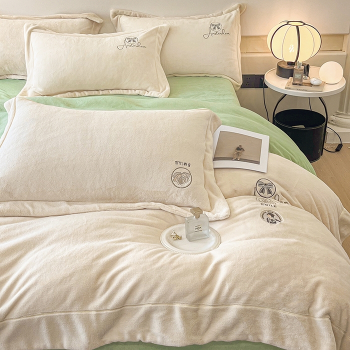 91家纺网 家纺一手货源 找家纺 新方向 2025新款全消光A类刺绣牛奶绒四件套-伊菲 伊菲-奶油白