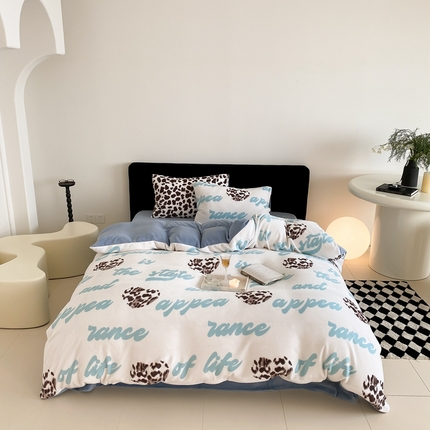 91家纺网 家纺一手货源 找家纺 时光里 2024新款字母豹纹牛奶绒四件套 字母豹纹-蓝