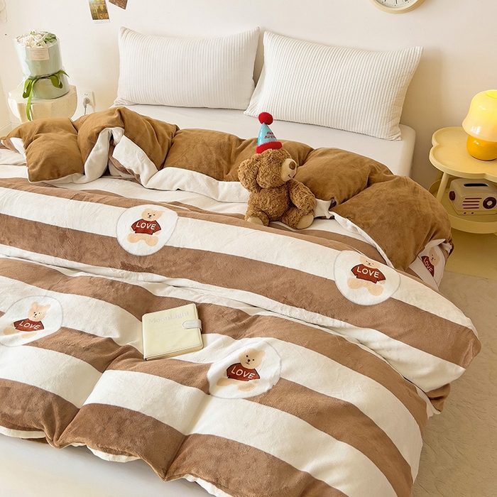 91家纺网 家纺一手货源 找家纺 大柏树 2025新款A类高克重亲肤舒适牛奶绒印花四件套-单被套可定制 布琪小熊-咖