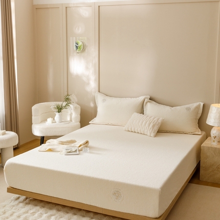 91家纺网 家纺一手货源 找家纺 金奇达 2024秋冬新品保暖加厚绒类多莉羊绒床笠三件套-【多莉羊绒】 云朵白