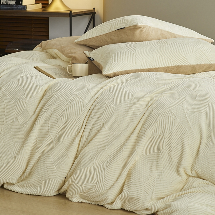 91家纺网 家纺一手货源 找家纺 千朵森 2024新款全消光烂花牛奶绒四件套-梵静系列 风格二 梵静-奶白杏