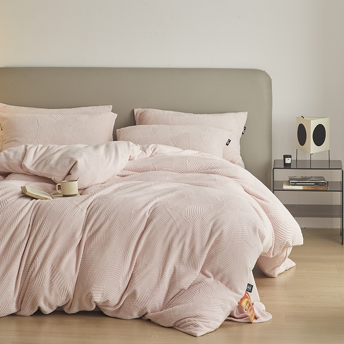 91家纺网 家纺一手货源 找家纺 千朵森 2024新款全消光烂花牛奶绒四件套-梵静系列 风格二 梵静-仲夏粉