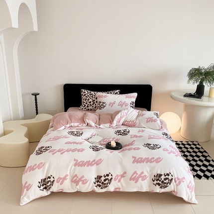 91家纺网 家纺一手货源 找家纺 时光里 2024新款字母豹纹牛奶绒四件套 字母豹纹-粉
