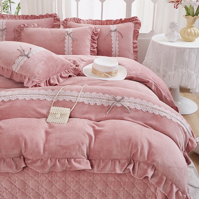 91家纺网 家纺一手货源 找家纺 卡迪亚家纺 2024新款牛奶绒床盖款公主风四件套-依琳系列 依琳-西柚红